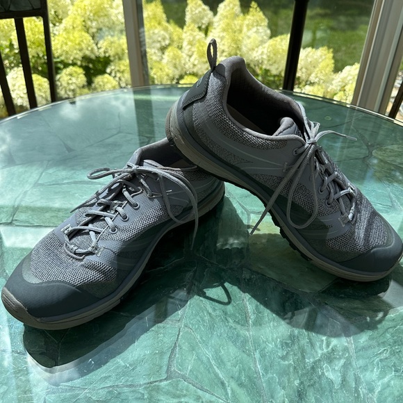 Women’s size 11 Keen hiking tennis shoes - Picture 2 of 8